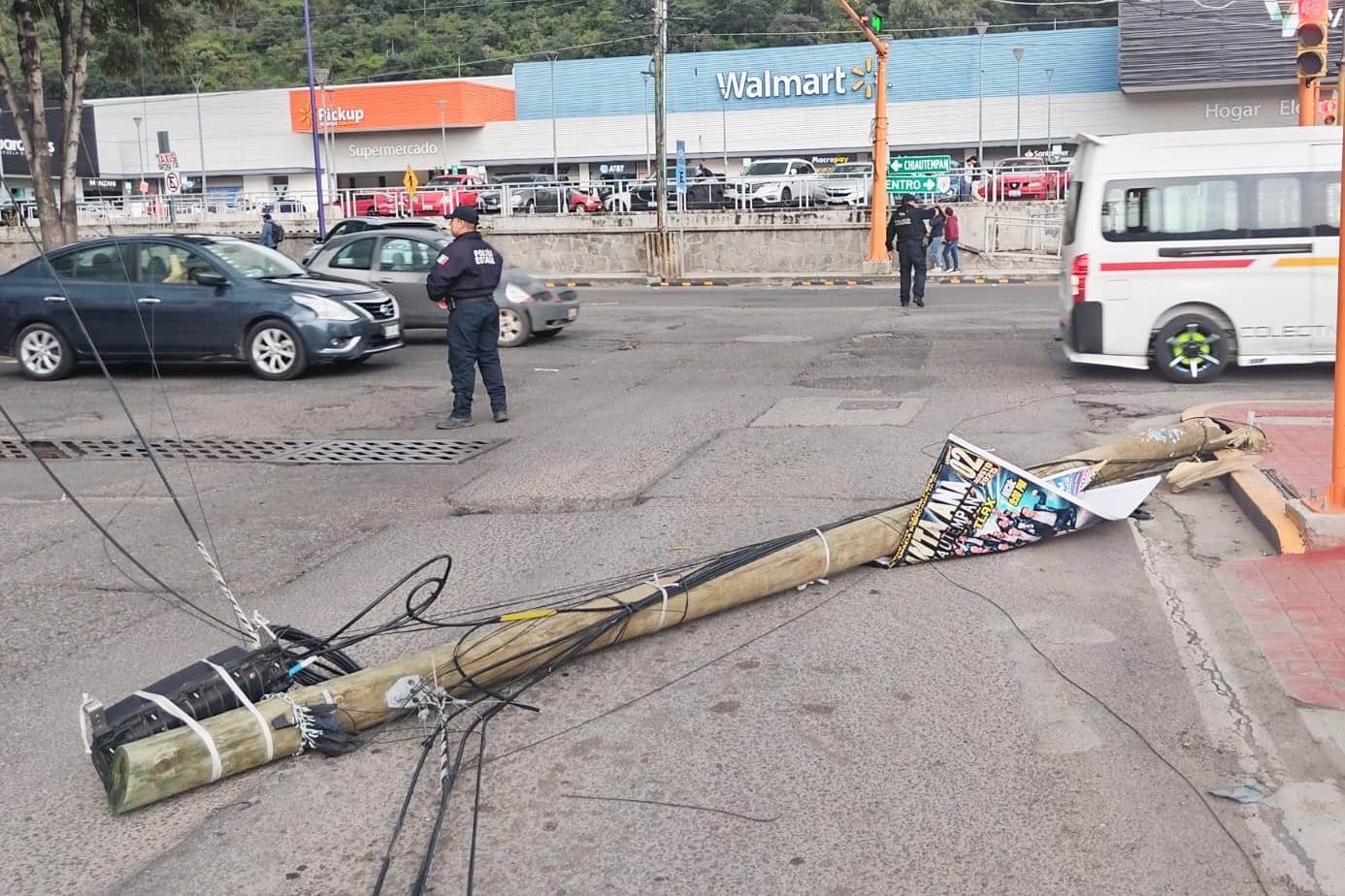 Atienden elementos policiales y de Protección Civil municipal caída de postes en inmediaciones del Estadio Tlahuicole